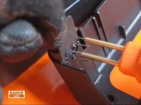 Kit de reparare plastic BAHCO și 300 de capse